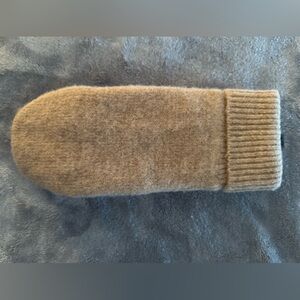 Uniqlo NWT - Beige HEATTECH Lined Mittens w Thumb Hole/Finger Opening. Size M